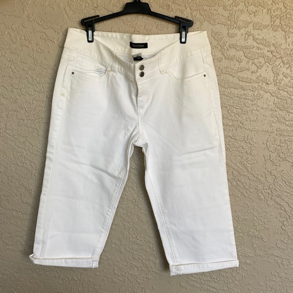 White House Black Market Pants - WHBM White Crop Pants. NWOT